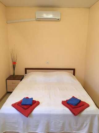 Мини-отель Solnechny Bereg Guest House Гудаута Двухместный номер с 1 кроватью или 2 отдельными кроватями и дополнительной кроватью-8